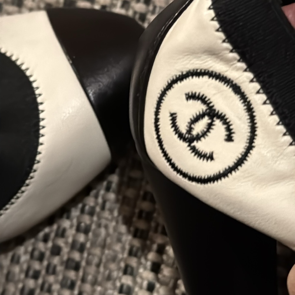 Chanel Vintage Spirit leather heels w/grosgrain trim, cap toes and heel tabs - Picture 2 of 13